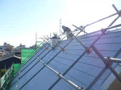 急勾配の屋根の住宅の塗り替え