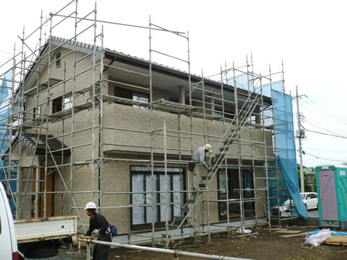 新築住宅に施工した足場の解体風景 栃木県で仮設足場 仮設トイレ工事のことなら株式会社サンデンケン